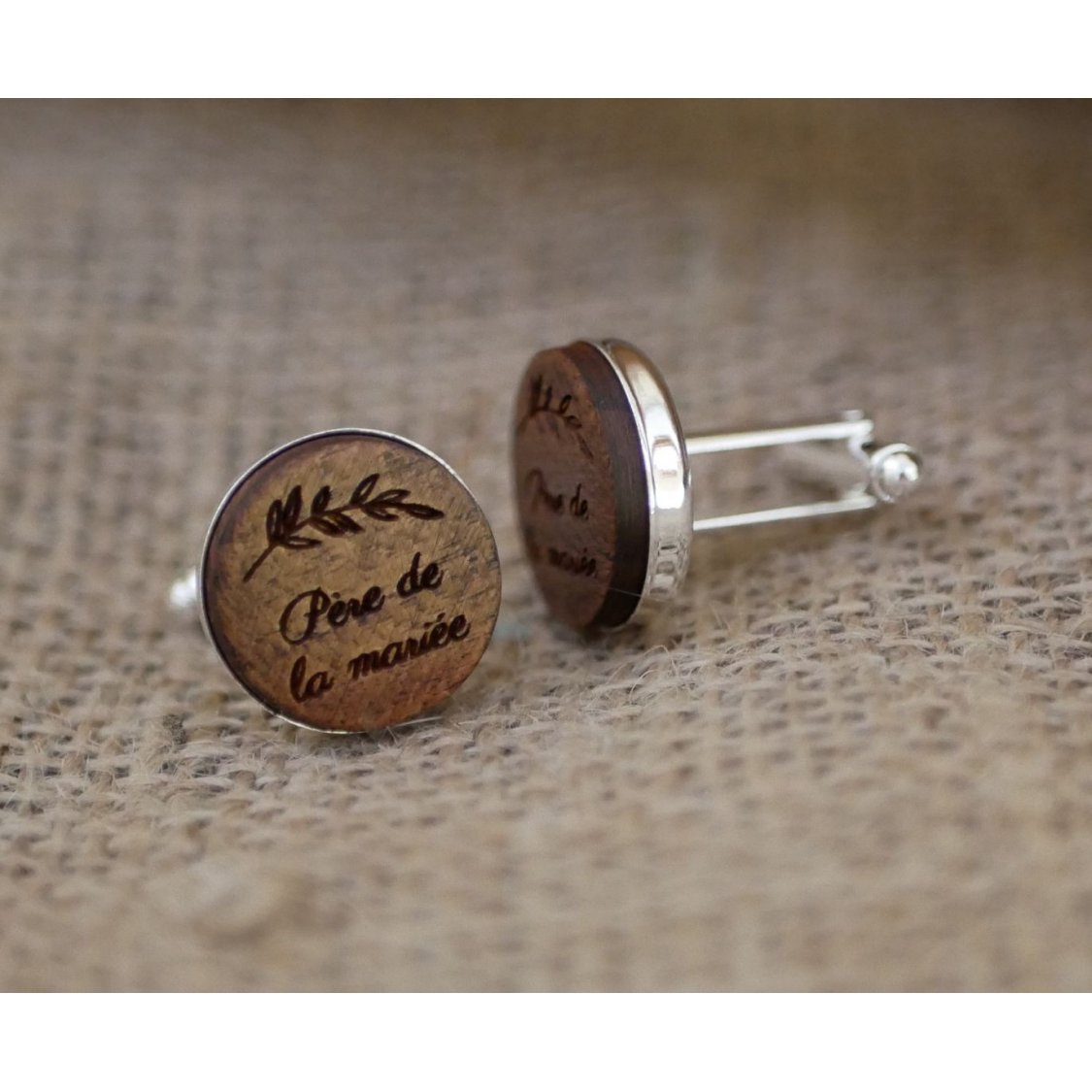 Manchetknopen gezet in platina zilver 16 mm in gegraveerd hout 