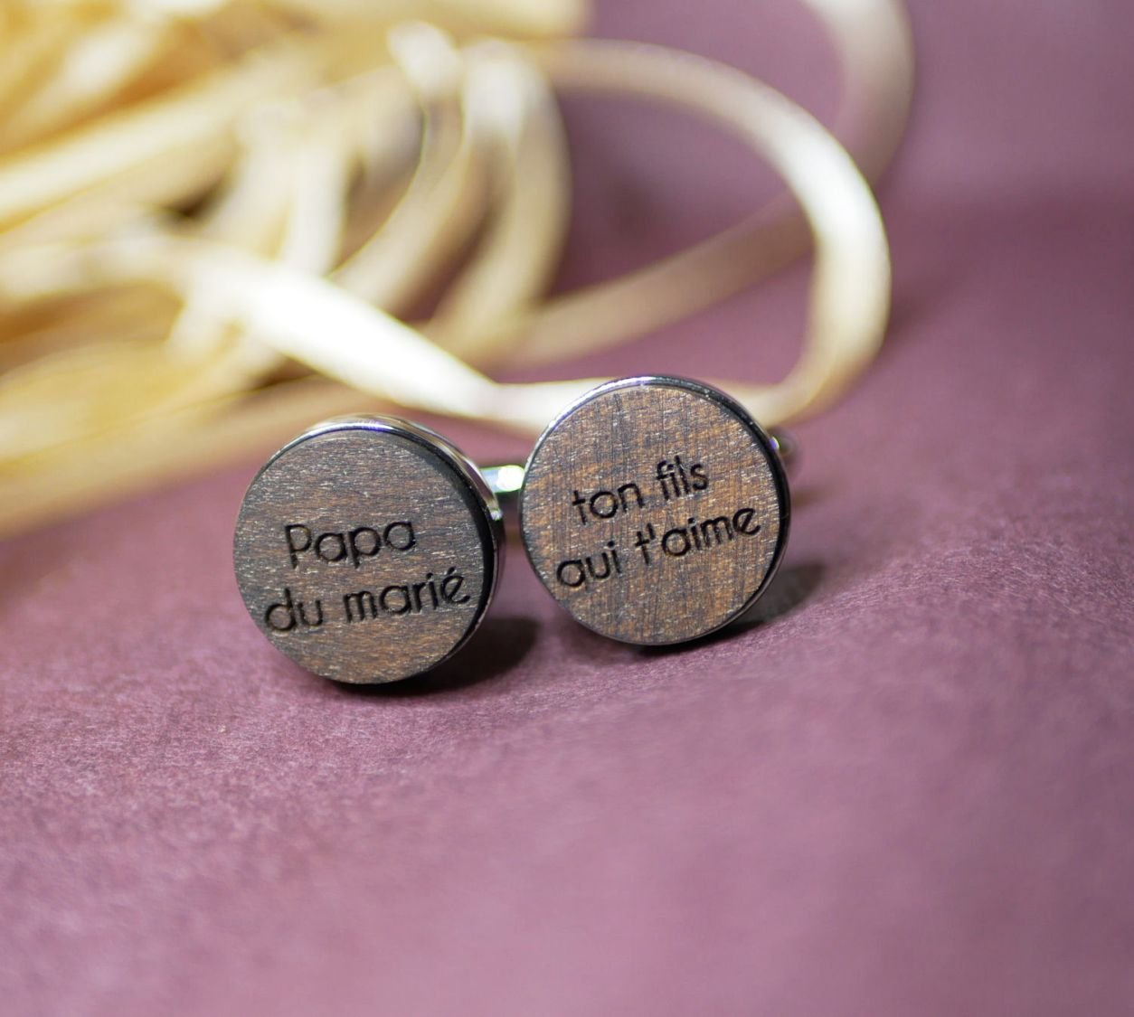 Manchetknopen gezet in platina zilver 16 mm in gegraveerd hout 
