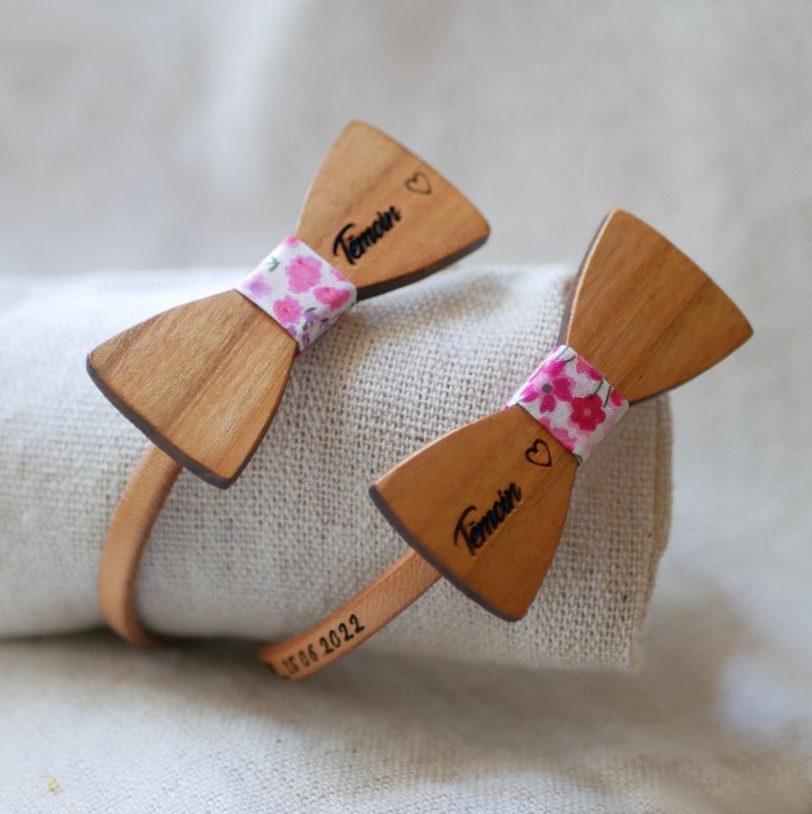 Lederen armband met miniatuur houten strikje, personaliseerbaar