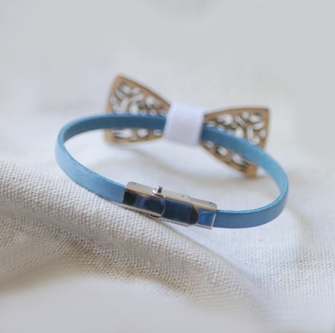 Lederen armband met miniatuur opengewerkt houten strikje, personaliseerbaar