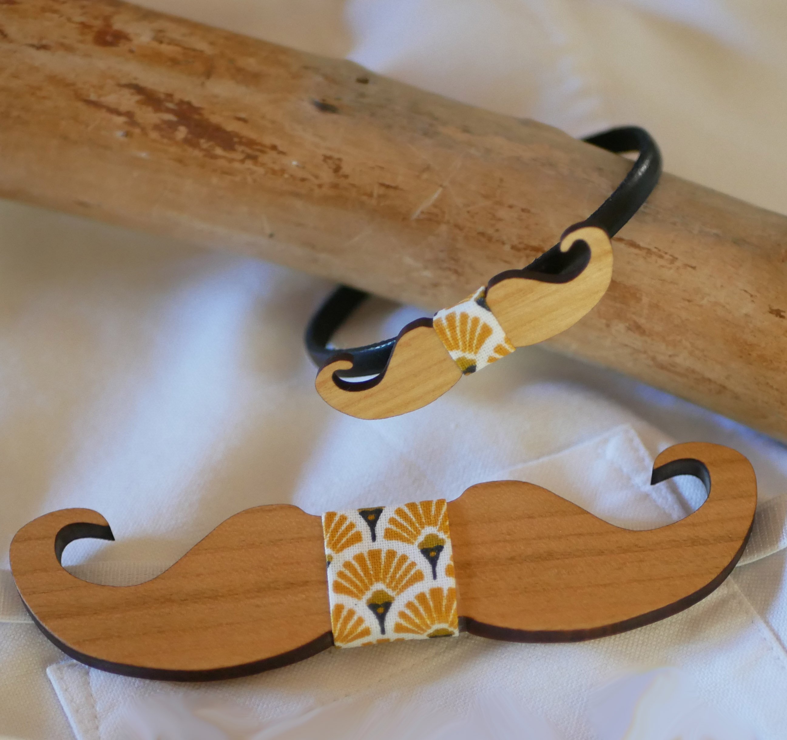 Leren armband met miniatuurstrikje Personaliseerbare houten snorren