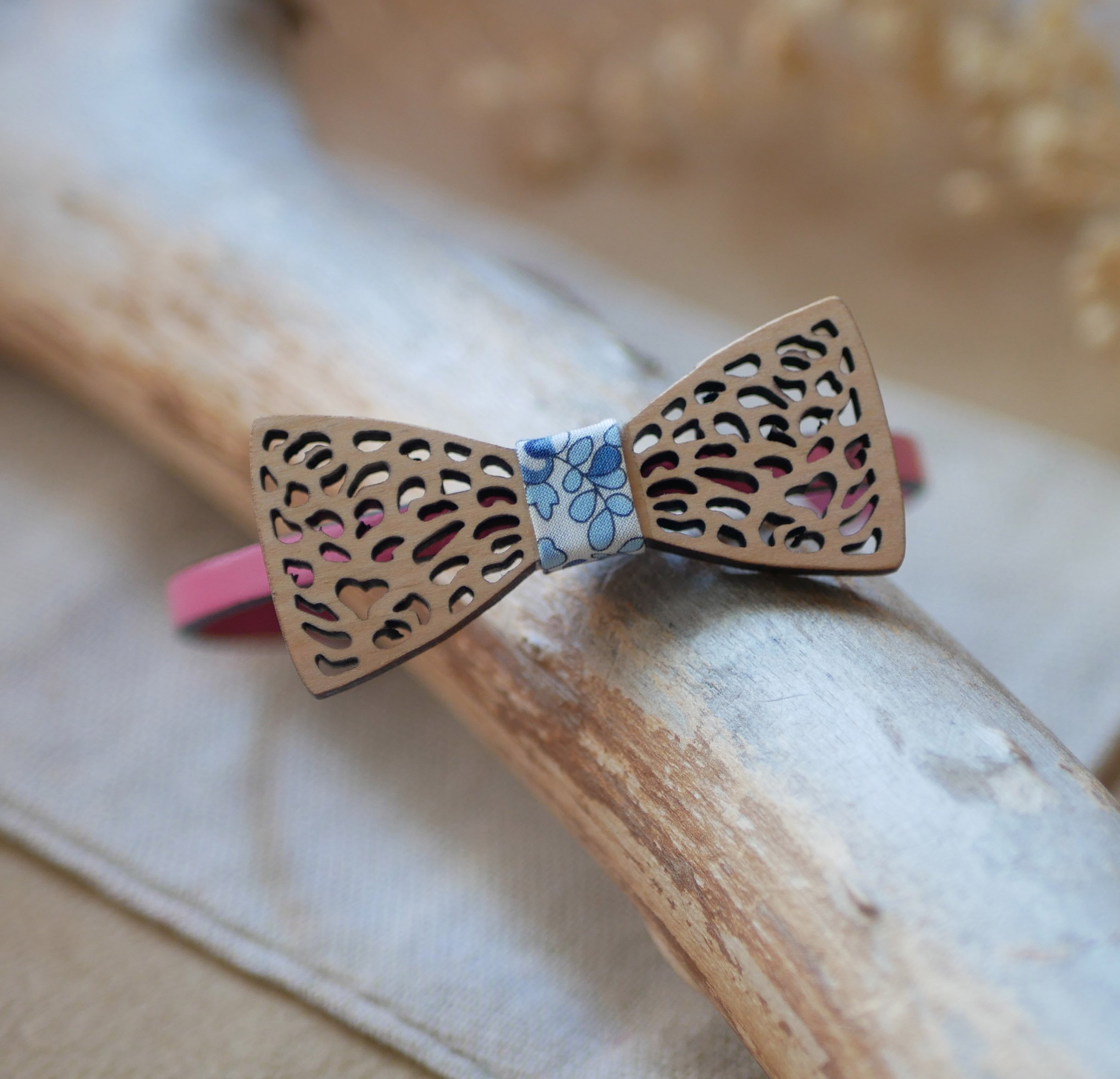 Lederen armband met miniatuur opengewerkt houten strikje, personaliseerbaar
