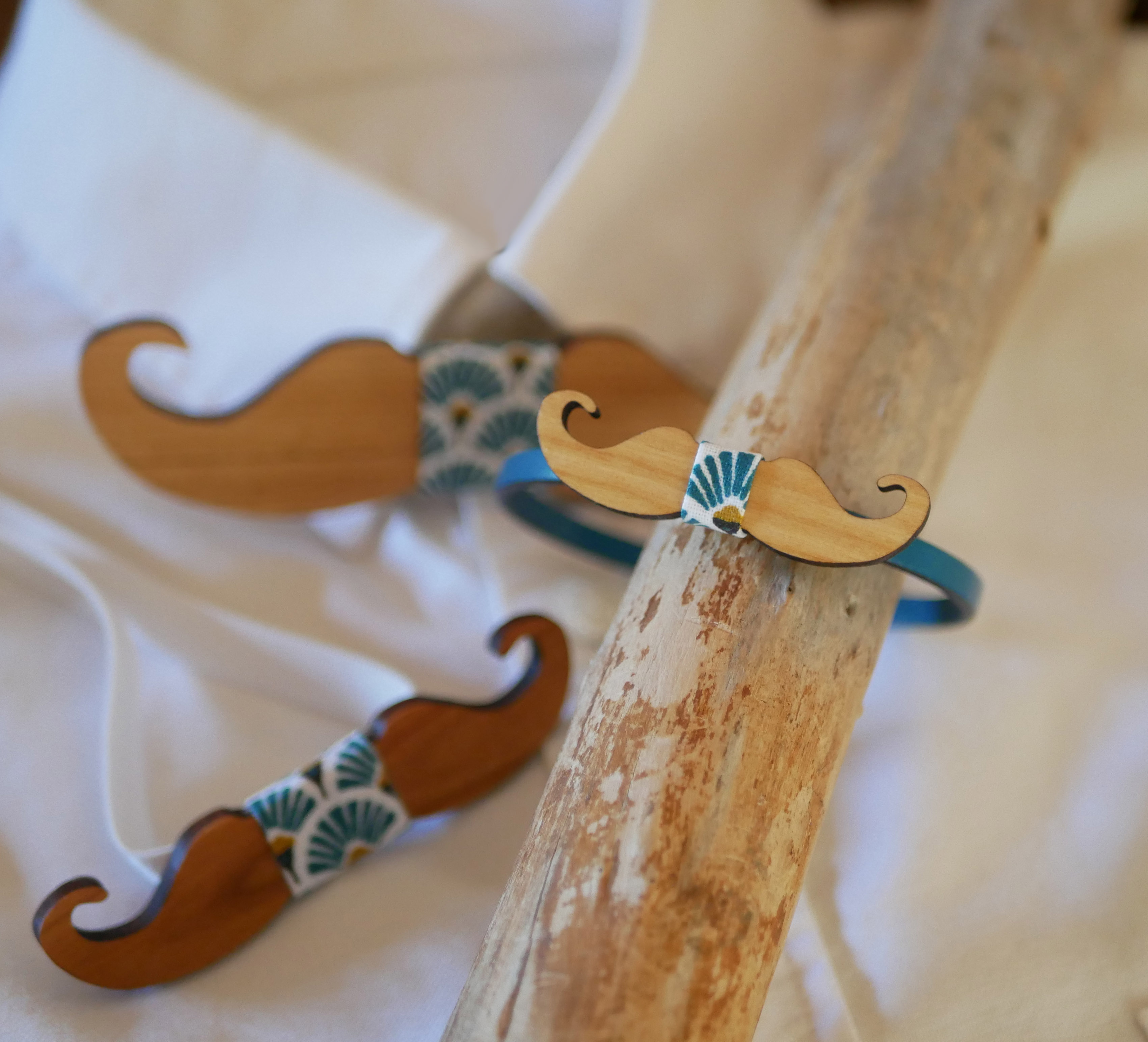 Leren armband met miniatuurstrikje Personaliseerbare houten snorren