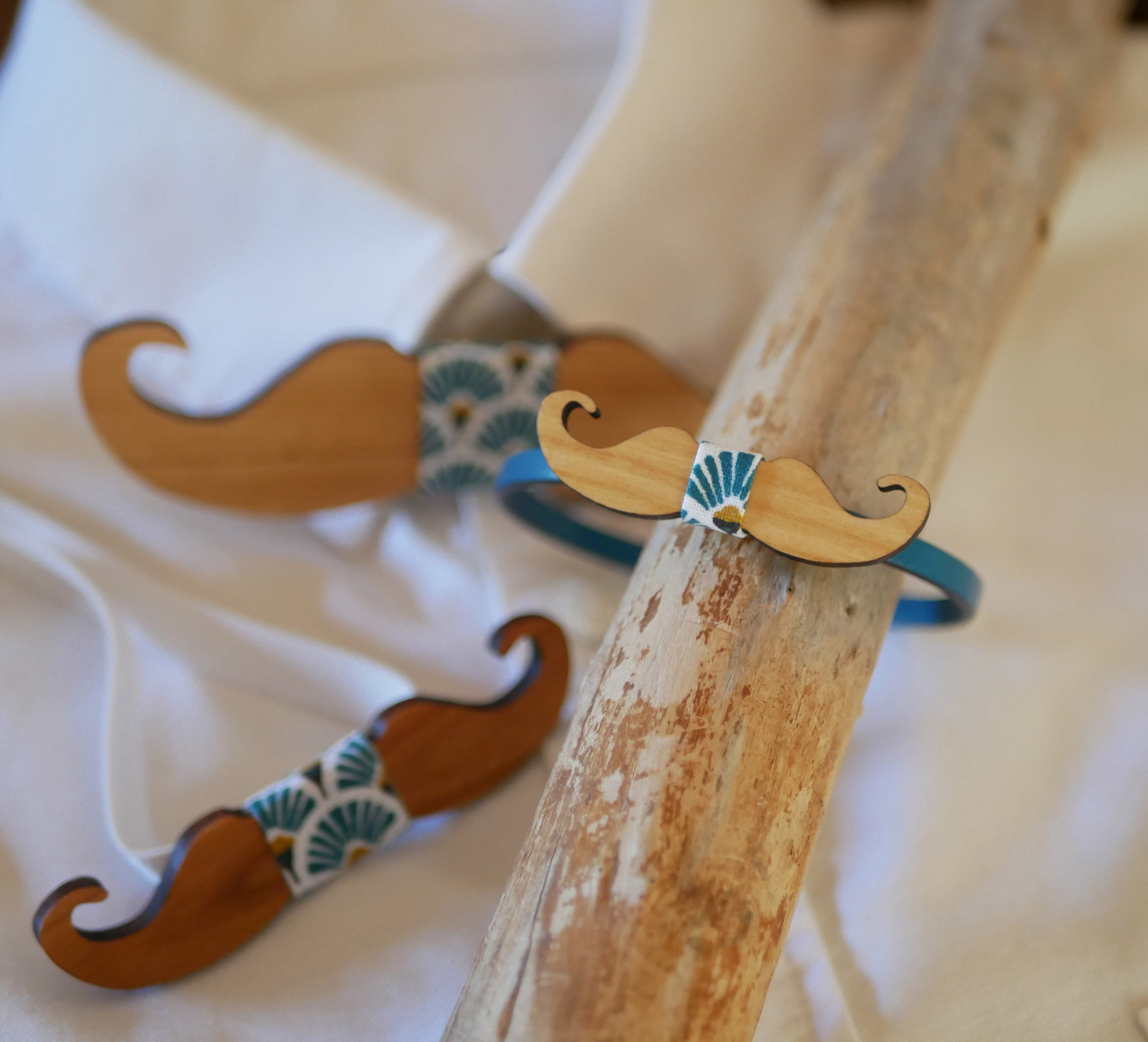 Leren armband met miniatuurstrikje Personaliseerbare houten snorren