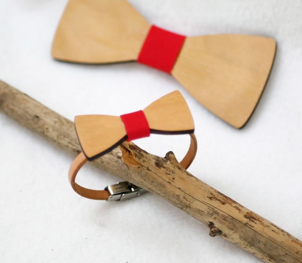 Lederen armband met miniatuur houten strikje, personaliseerbaar