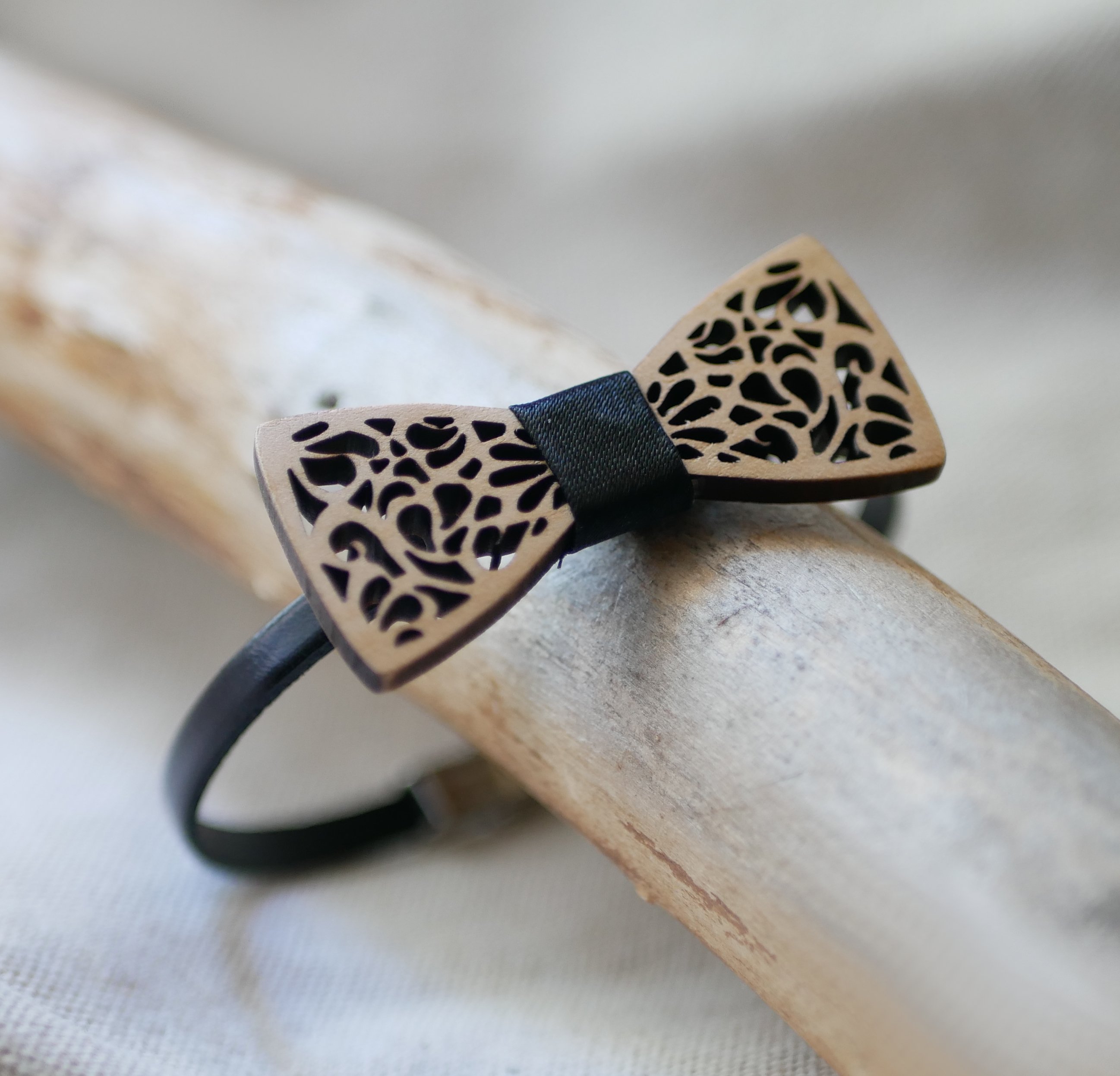 Lederen armband met miniatuur opengewerkt houten strikje, personaliseerbaar