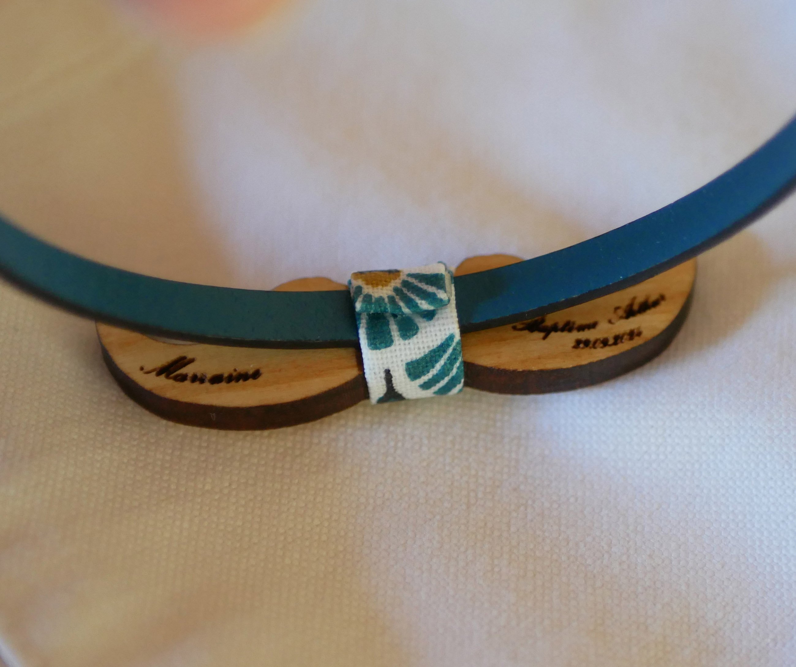 Leren armband met miniatuurstrikje Personaliseerbare houten snorren