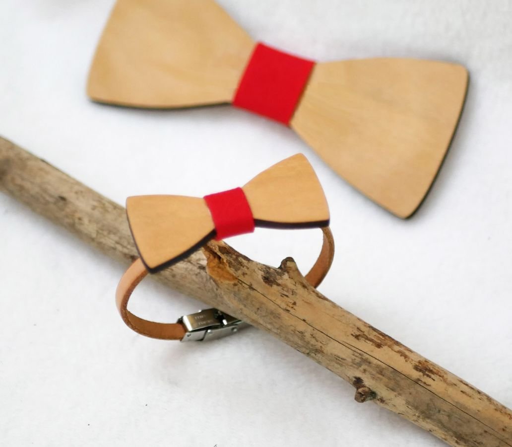 Lederen armband met miniatuur houten strikje, personaliseerbaar