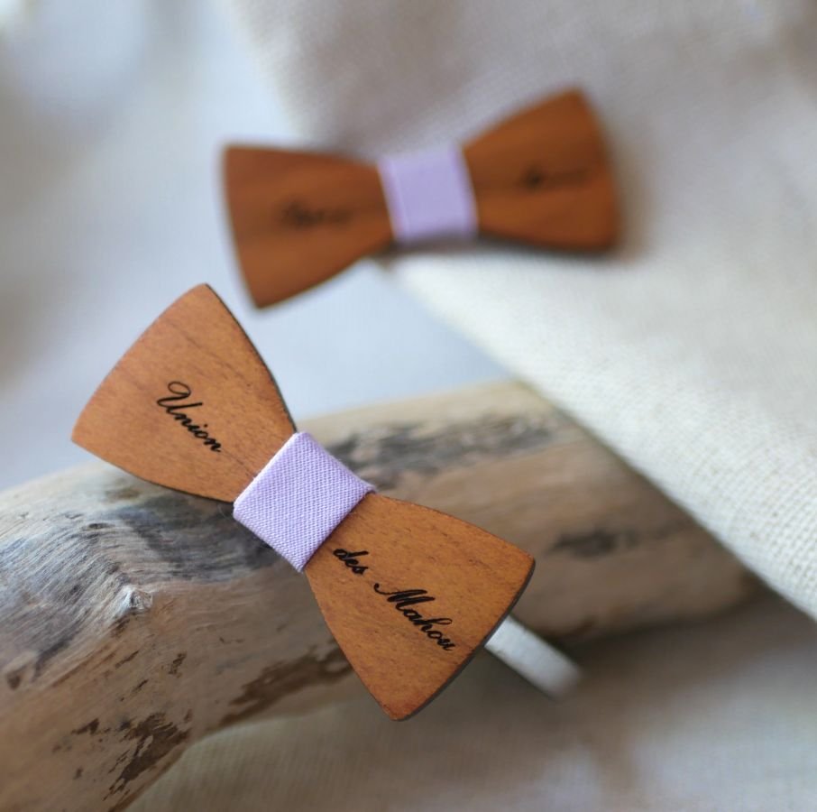 Lederen armband met miniatuur houten strikje, personaliseerbaar