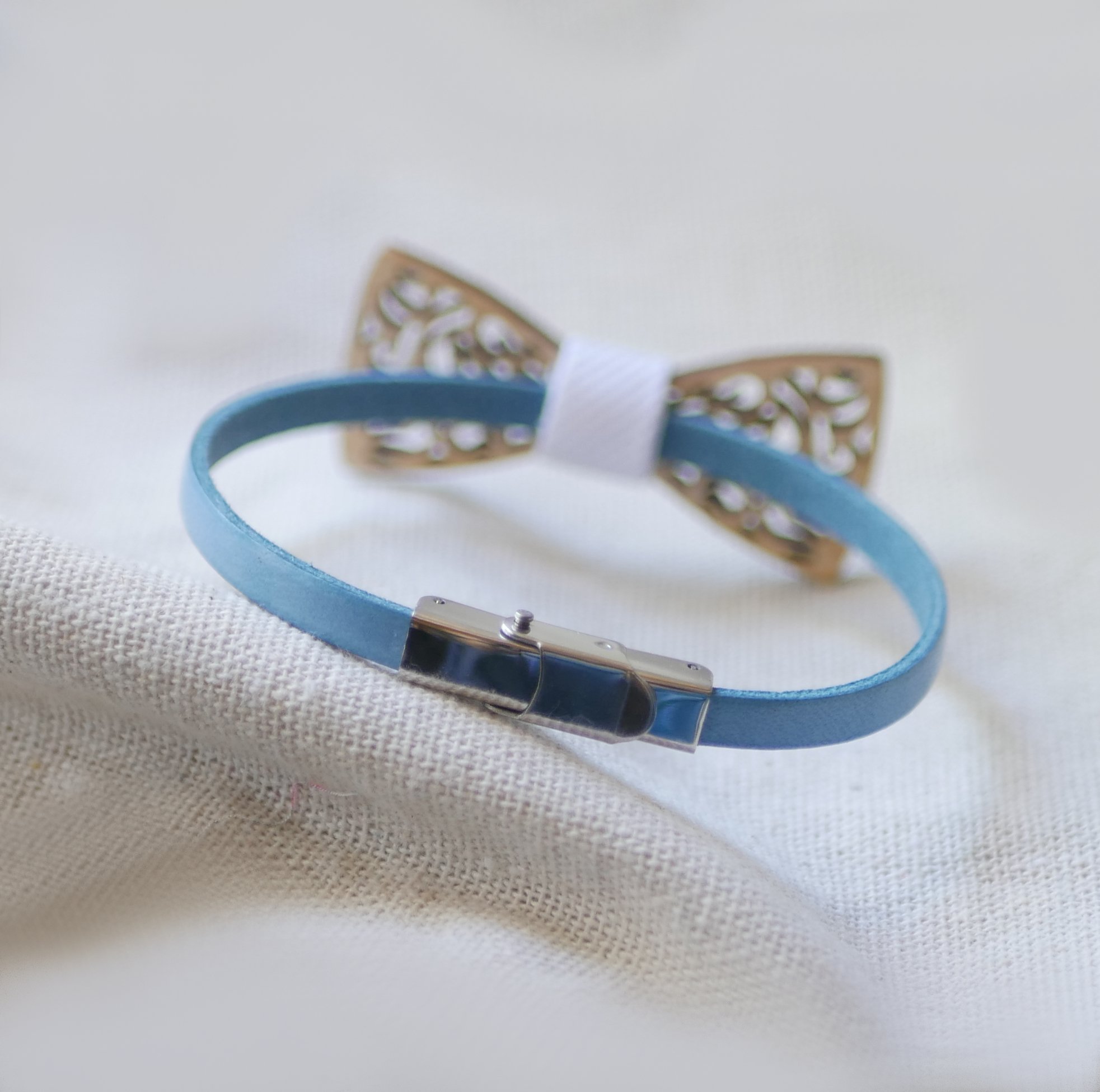 Leren armband met miniatuur houten strikje en opengewerkte initialen