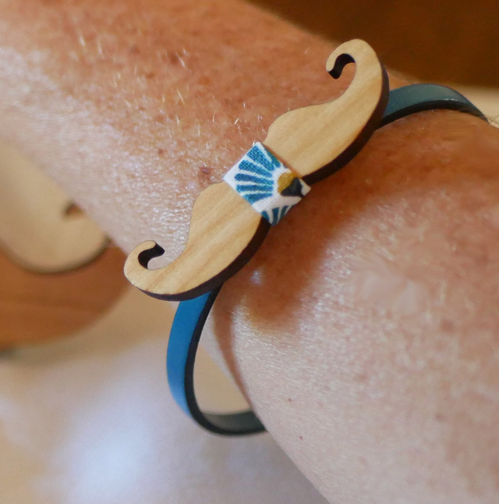 Leren armband met miniatuurstrikje Personaliseerbare houten snorren