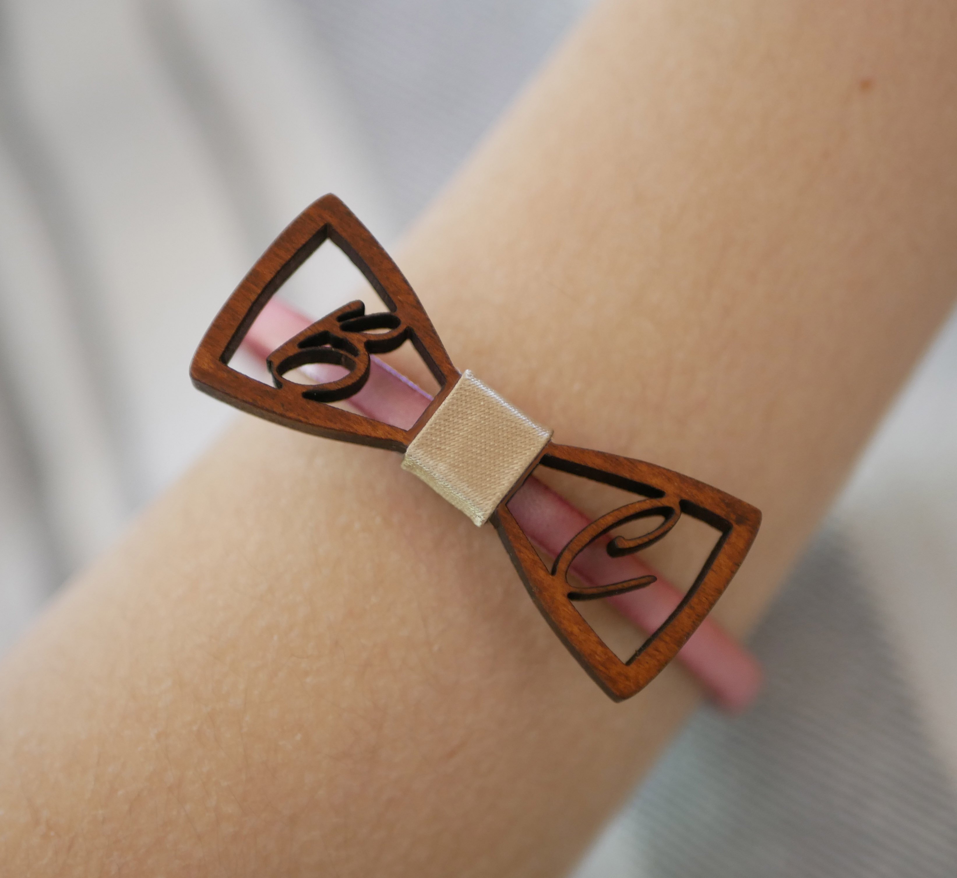 Leren armband met miniatuur houten strikje en opengewerkte initialen
