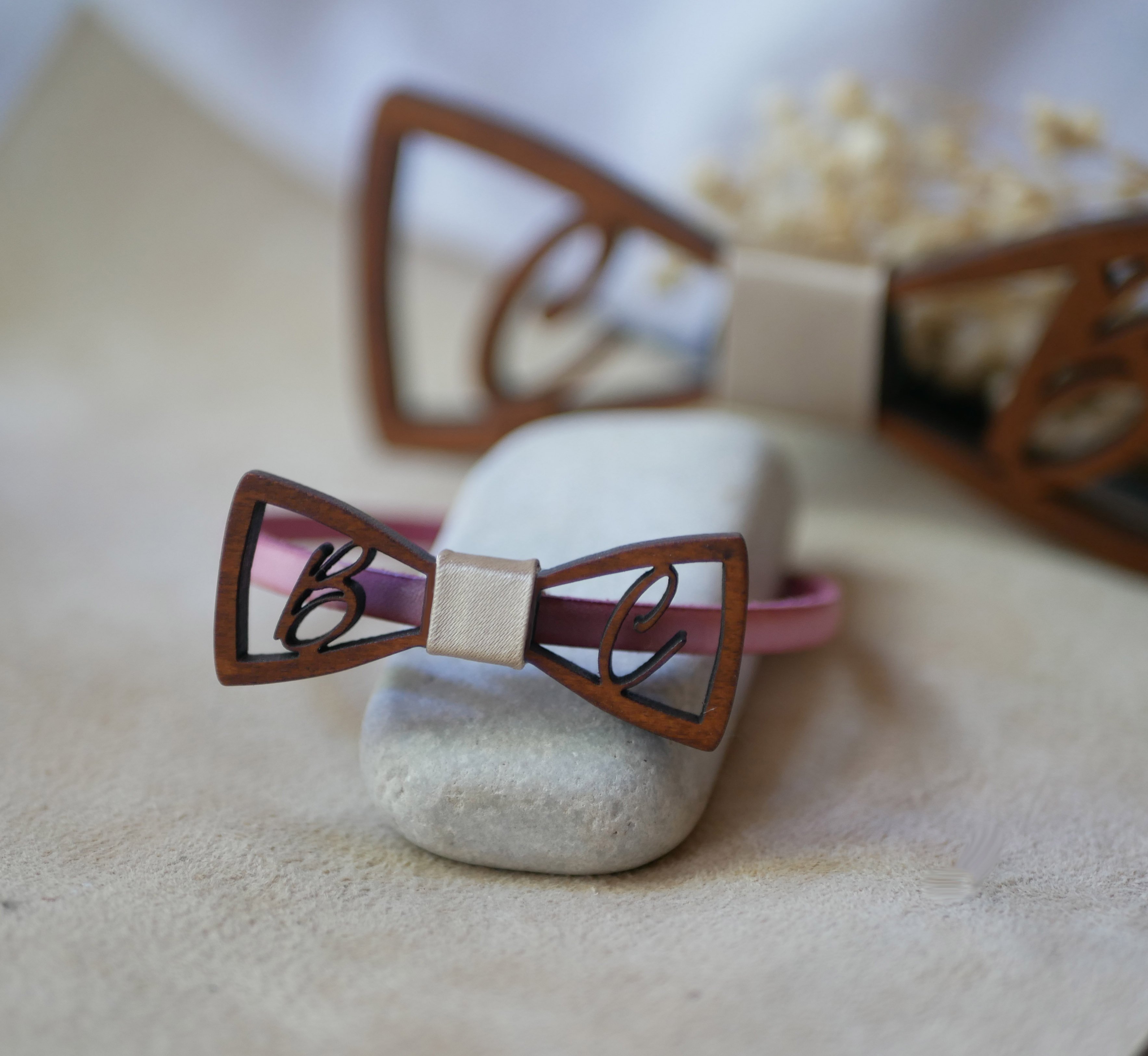 Leren armband met miniatuur houten strikje en opengewerkte initialen