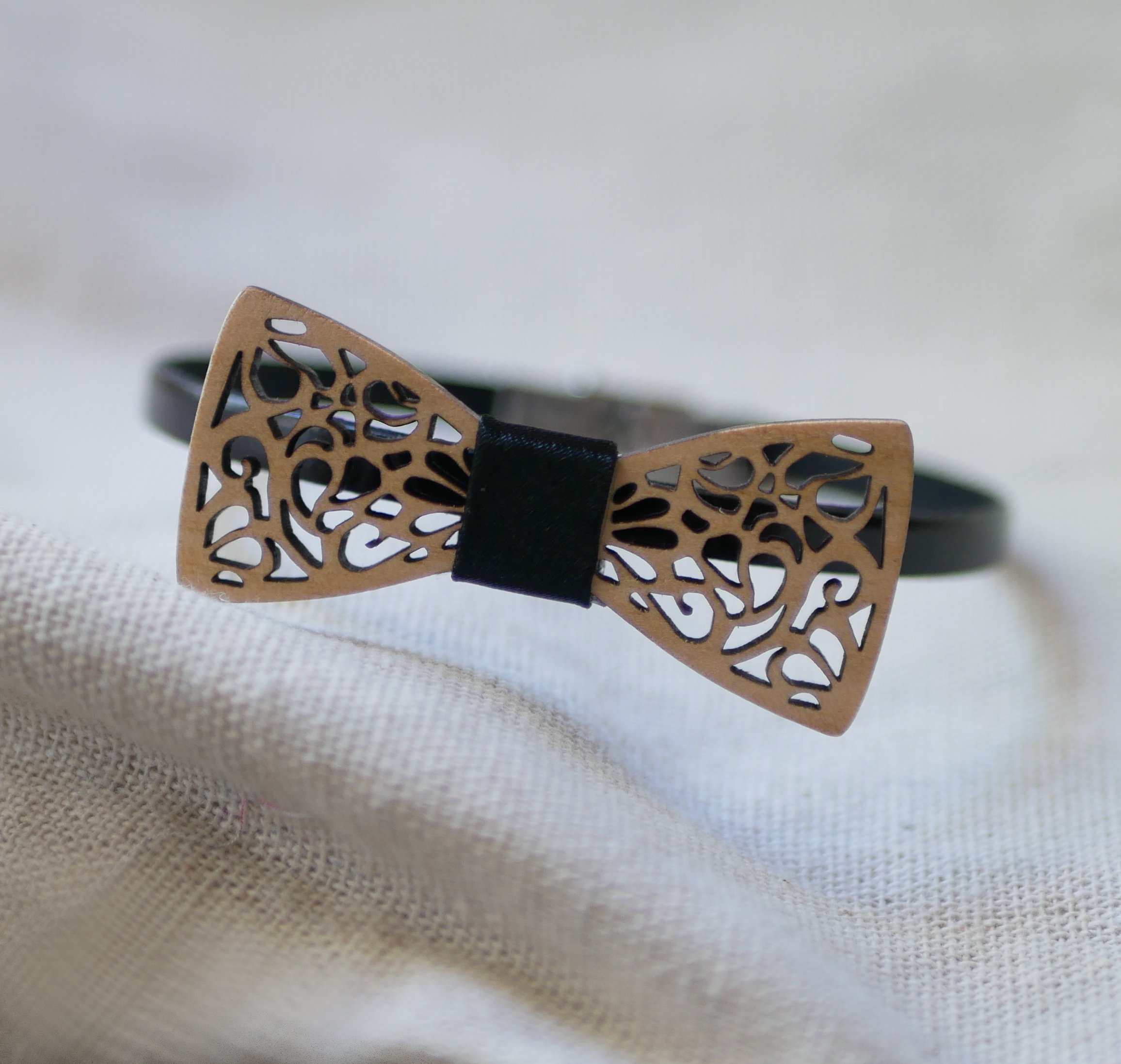 Lederen armband met miniatuur opengewerkt houten strikje, personaliseerbaar
