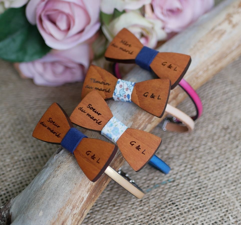 Lederen armband met miniatuur houten strikje, personaliseerbaar