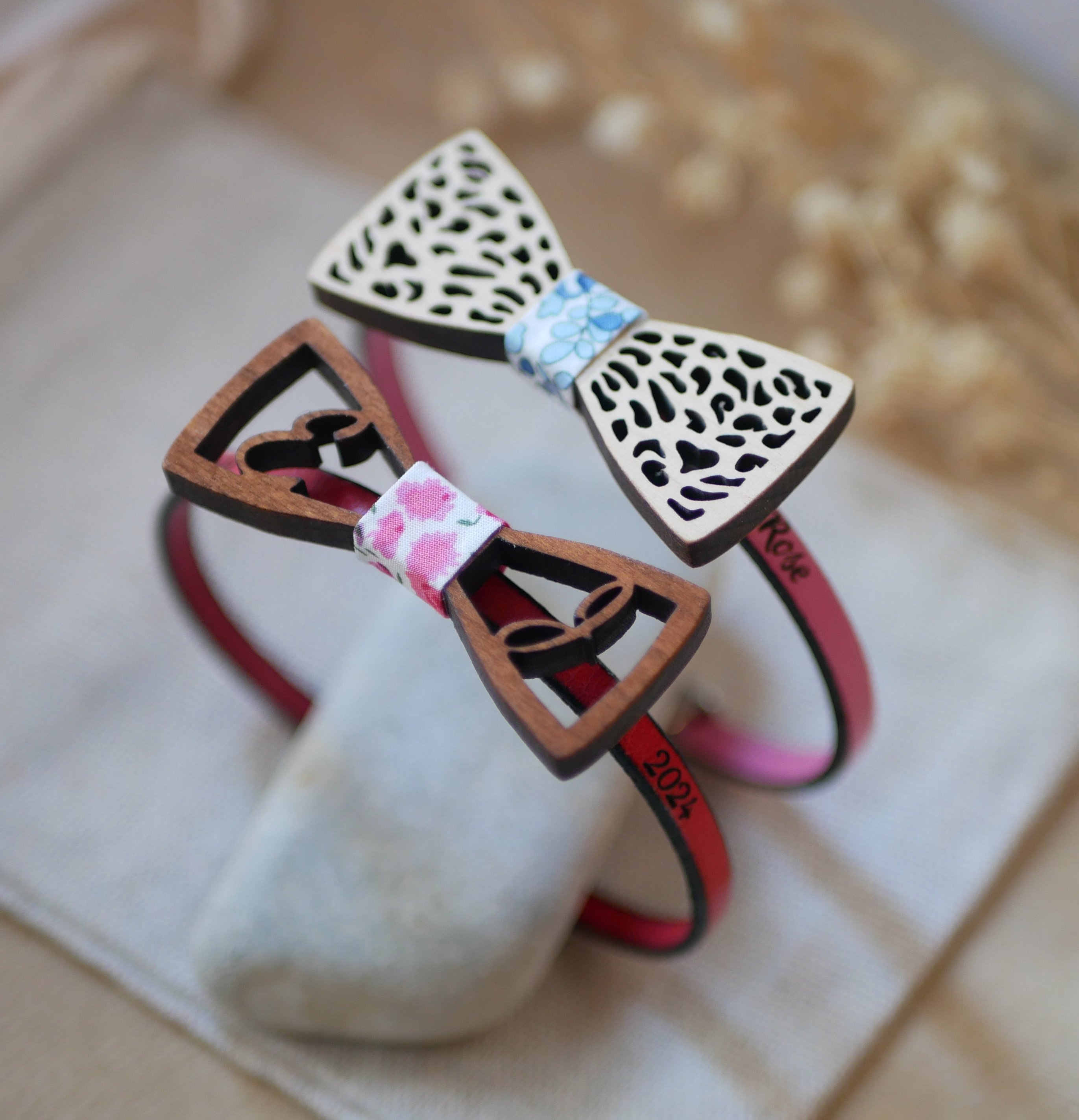Leren armband met miniatuurstrikje Personaliseerbare houten snorren