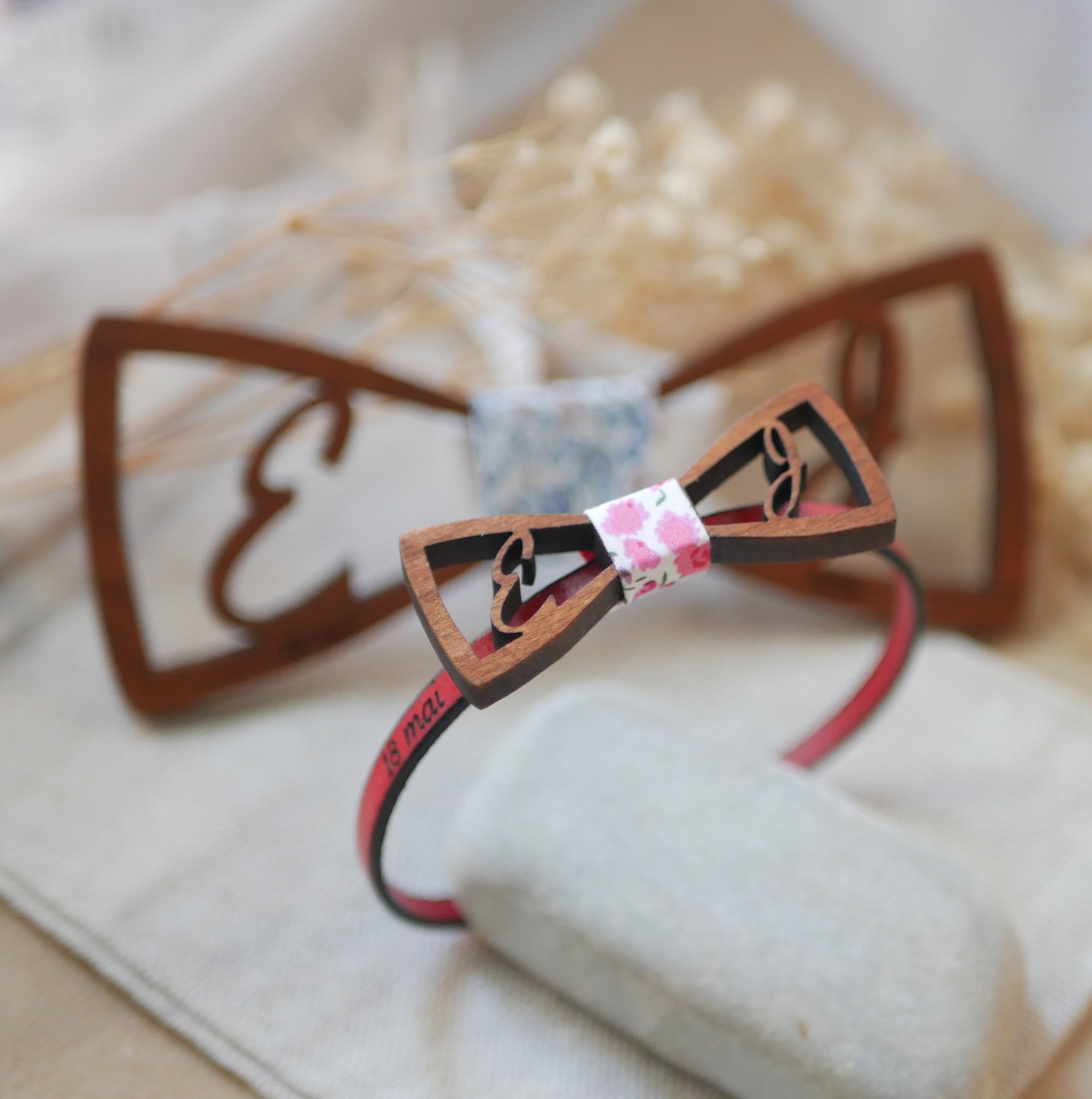 Leren armband met miniatuur houten strikje en opengewerkte initialen