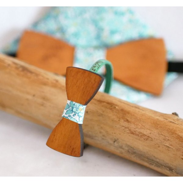 Lederen armband met miniatuur houten strikje, personaliseerbaar