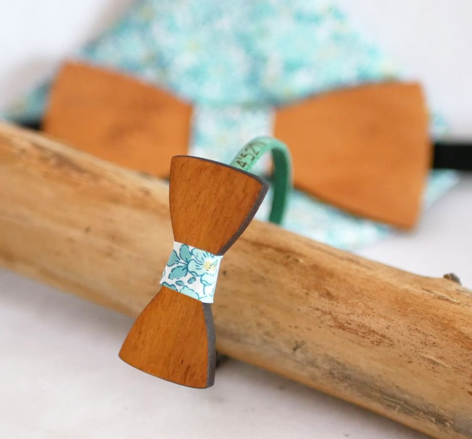 Lederen armband met miniatuur houten strikje, personaliseerbaar