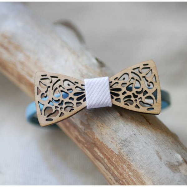 Lederen armband met miniatuur opengewerkt houten strikje, personaliseerbaar