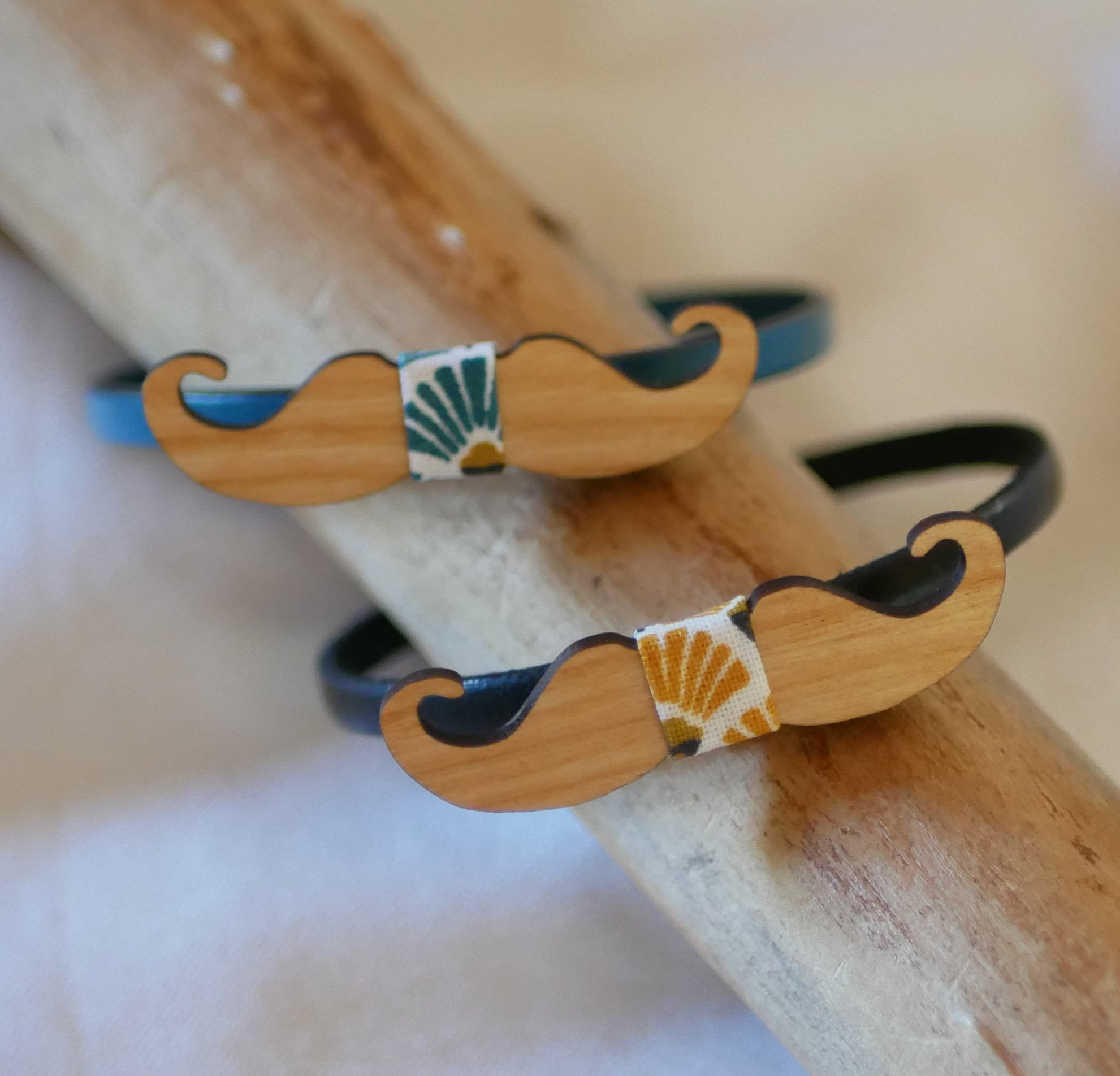 Leren armband met miniatuurstrikje Personaliseerbare houten snorren
