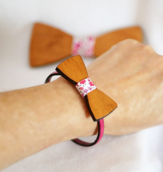 Lederen armband met miniatuur houten strikje, personaliseerbaar
