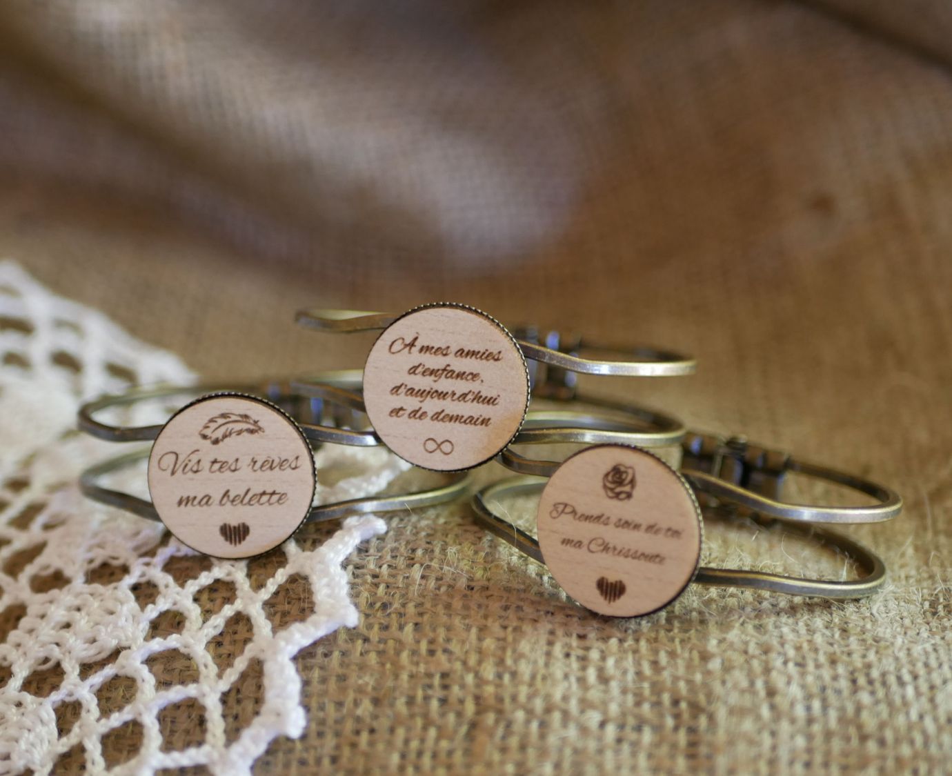 Messing en houten armband met aanpasbare cabochon 