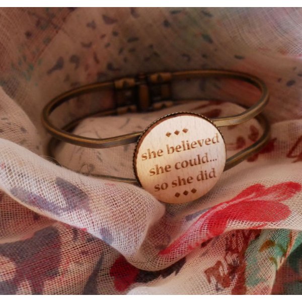 Messing en houten armband met aanpasbare cabochon 