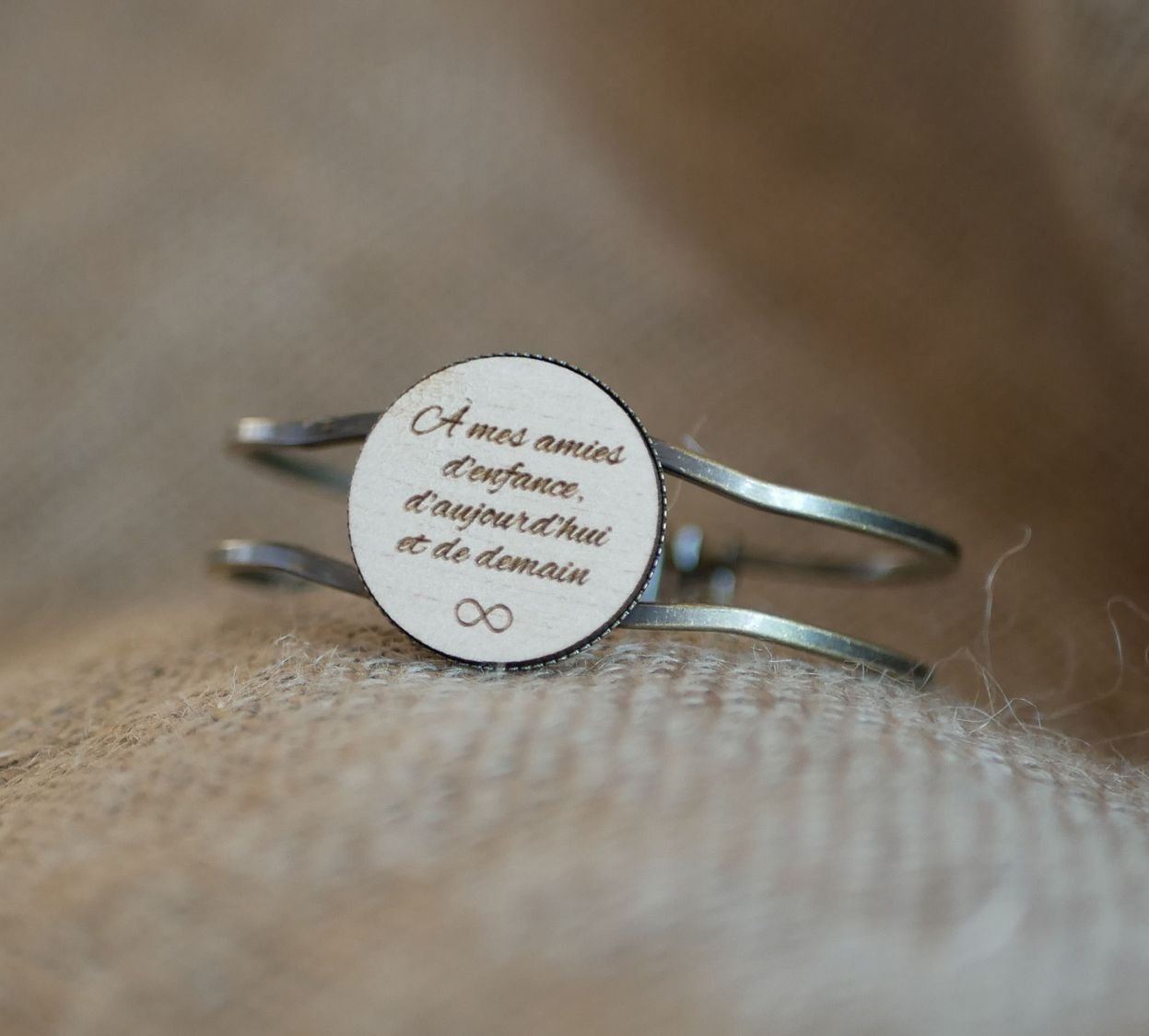 Messing en houten armband met aanpasbare cabochon 