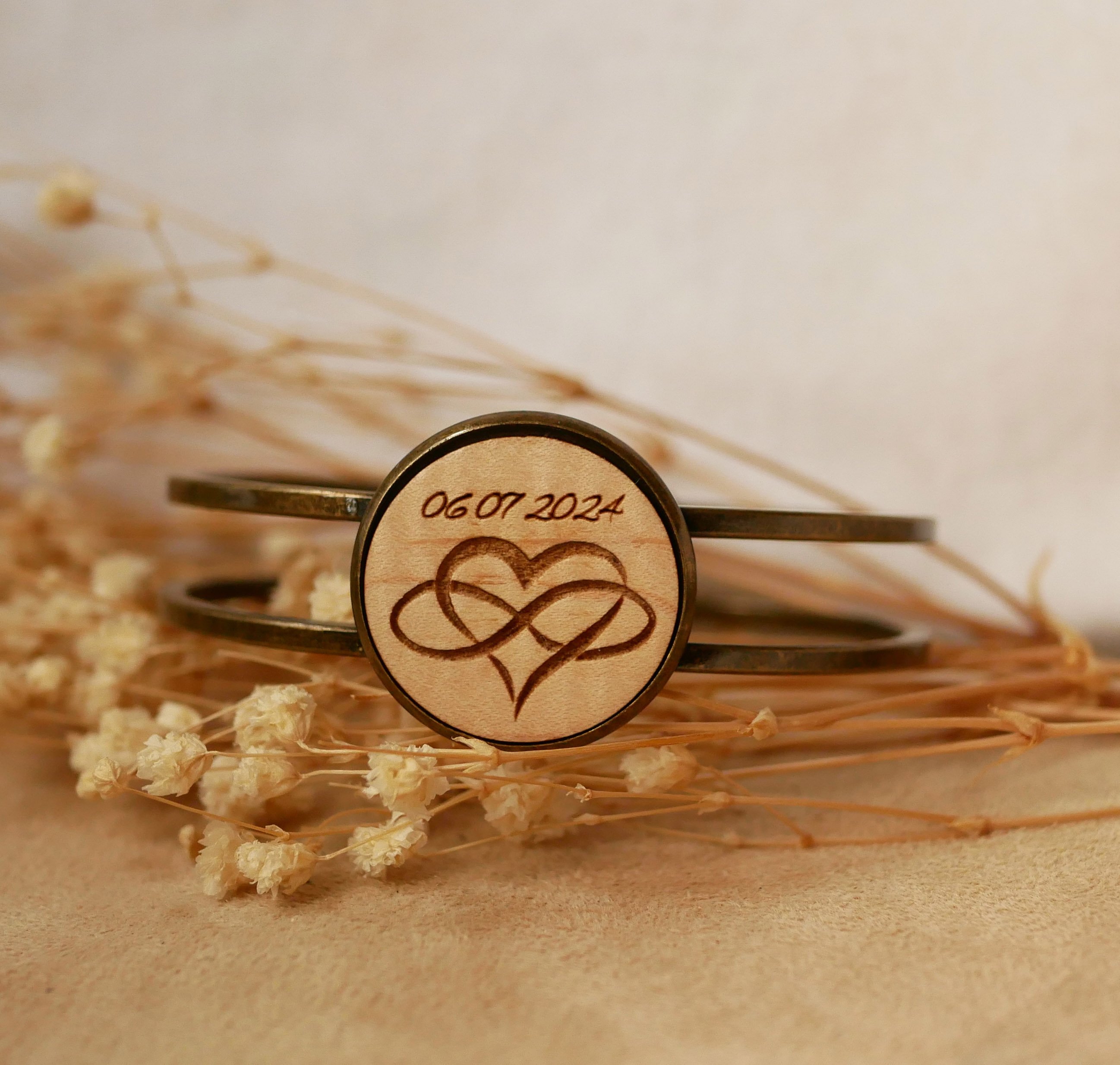 Messing en houten armband met aanpasbare cabochon 