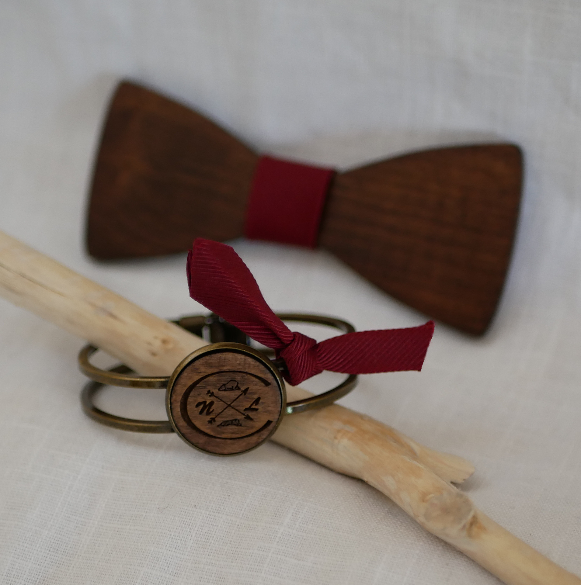 Messing en houten armband met aanpasbare cabochon 