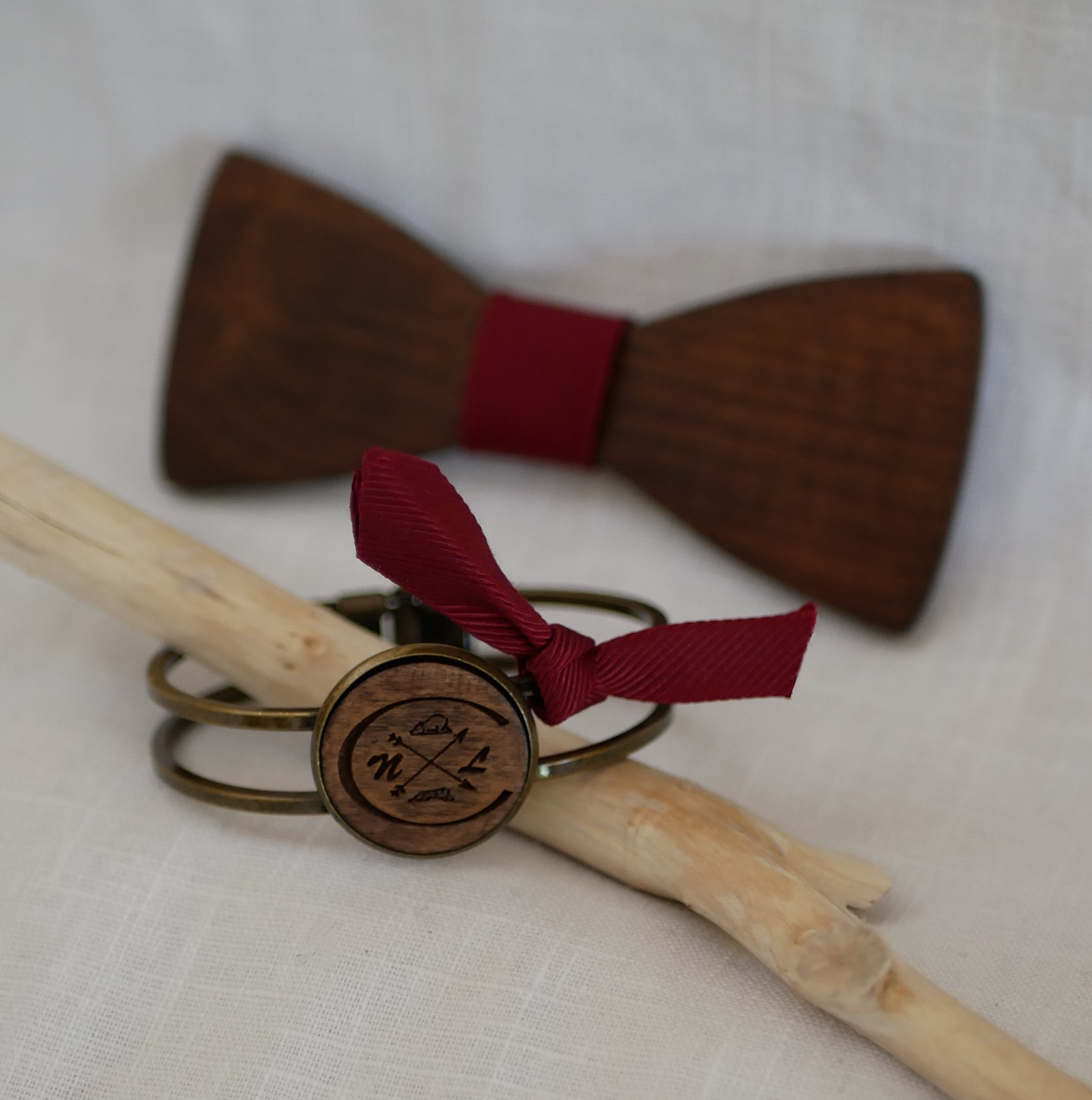 Messing en houten armband met aanpasbare cabochon 