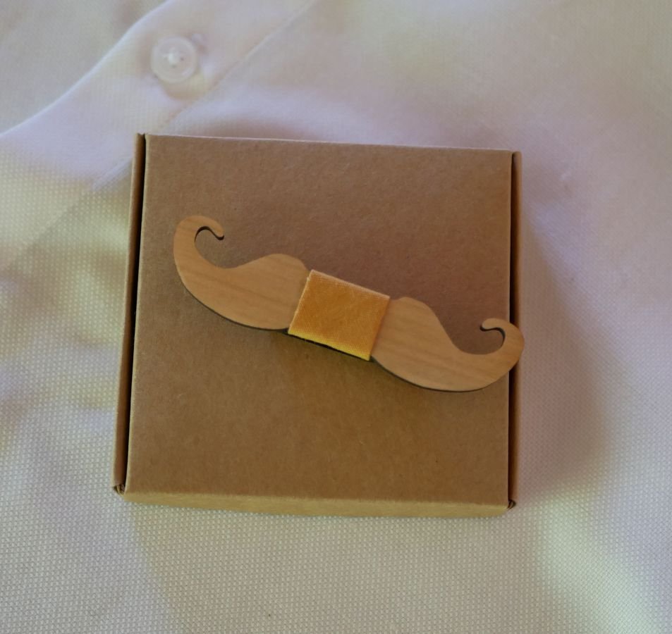 Houten mini strik broche om te personaliseren