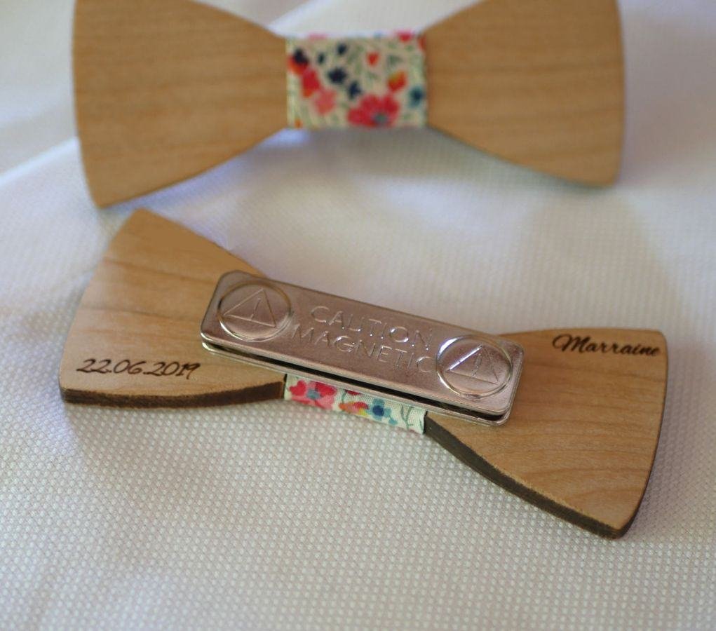 Houten mini strik broche om te personaliseren