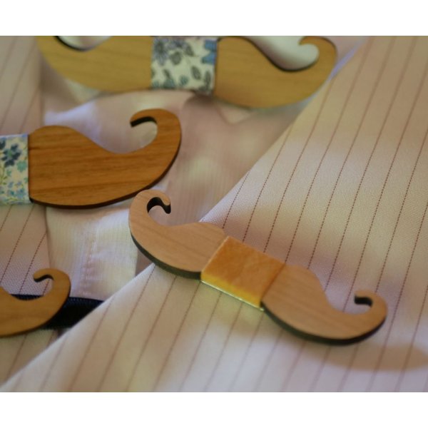 Houten mini strik broche om te personaliseren