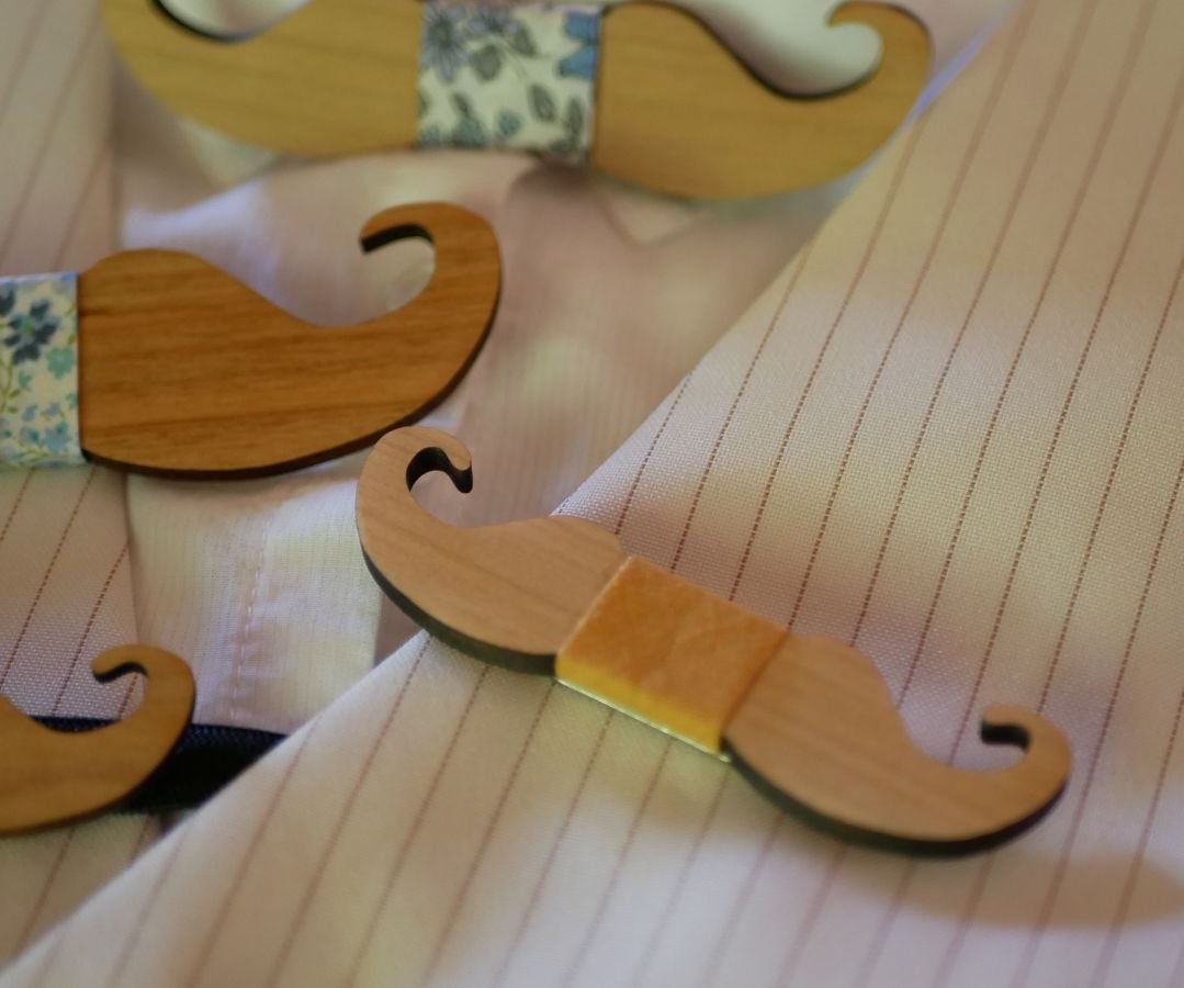 Houten mini strik broche om te personaliseren