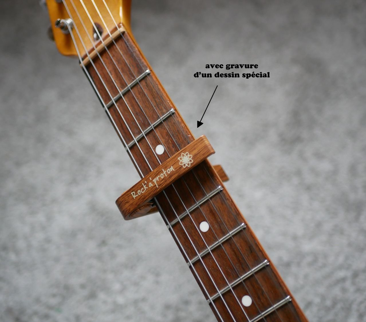 Aluminium gitaar capo met goudgravure om te personaliseren