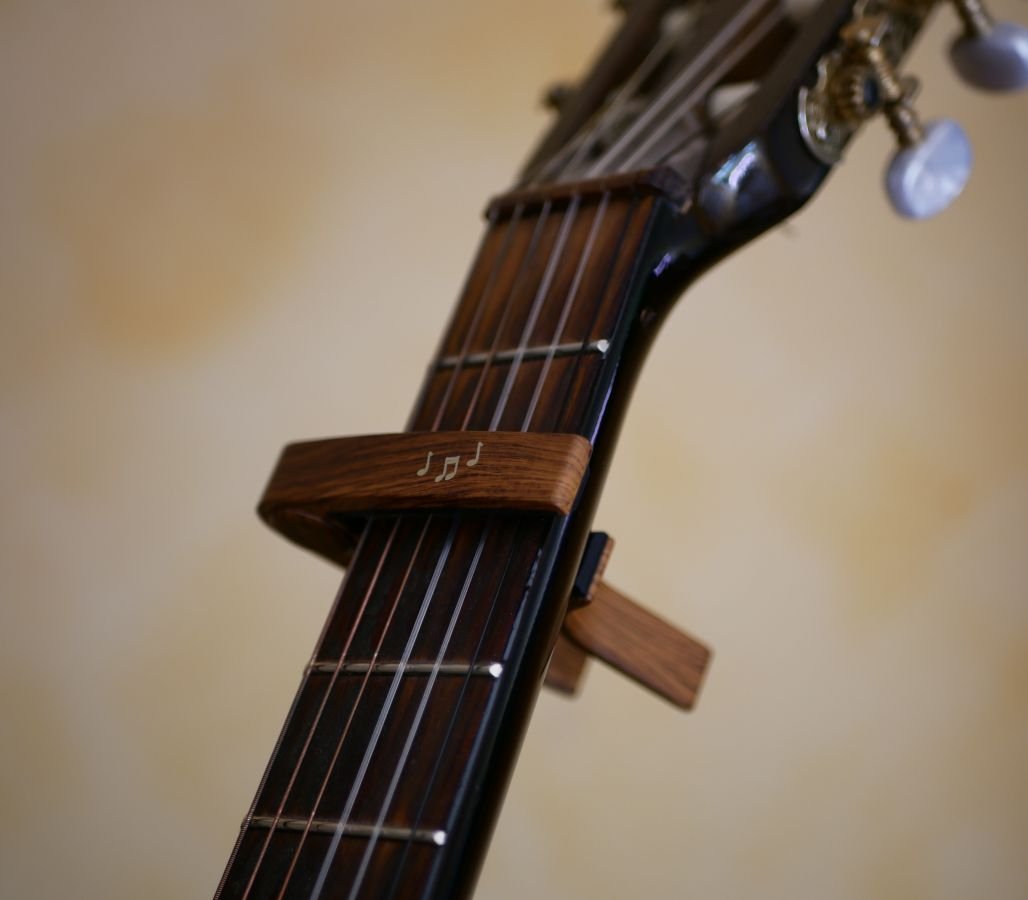 Aluminium gitaar capo met goudgravure om te personaliseren