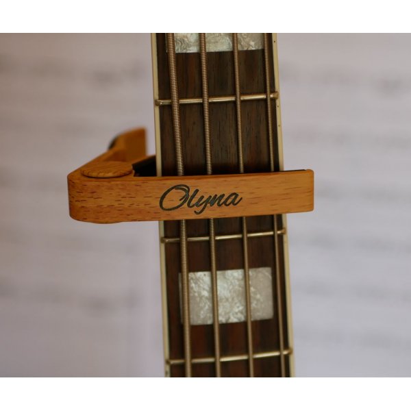 Capodastre personnalis&eacute; en aluminium clair grav&eacute; accessoire guitare 