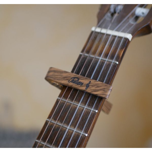 Capodastre personnalis&eacute; en aluminium couleur bois ray&eacute; grav&eacute; accessoire guitare 