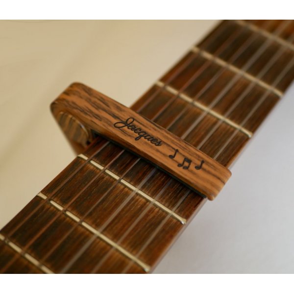Capodastre personnalis&eacute; en aluminium couleur bois ray&eacute; grav&eacute; accessoire guitare 