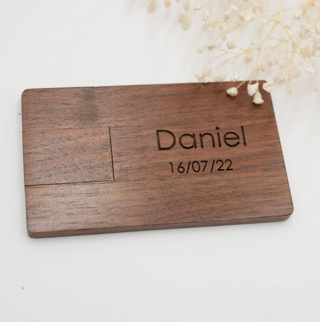 Walnoothouten kaart met 32 GB USB-sleutel, te personaliseren door gravure