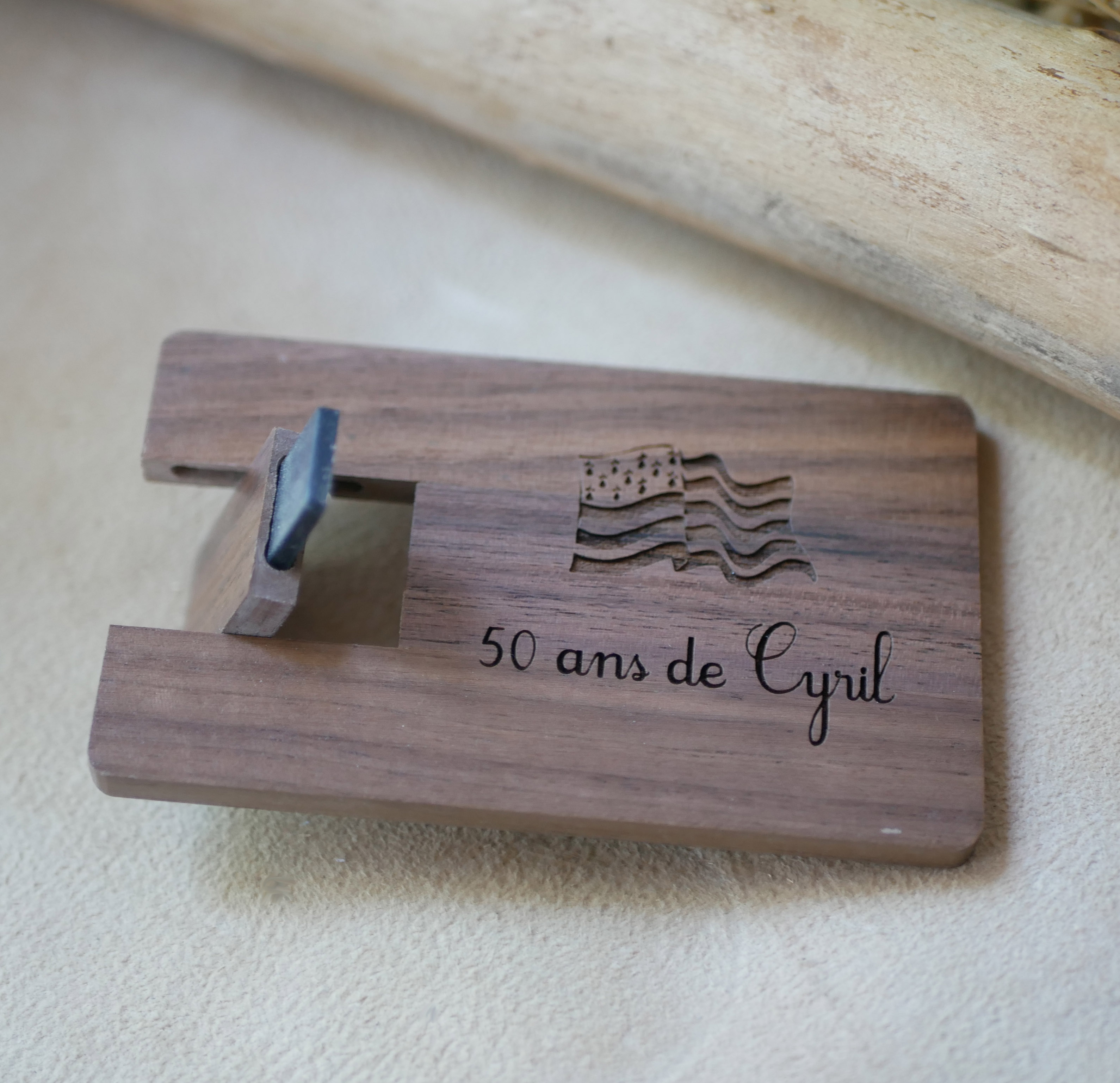 Walnoothouten kaart met 32 GB USB-sleutel, te personaliseren door gravure