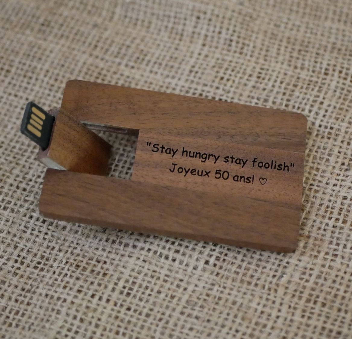 Walnoothouten kaart met 32 GB USB-sleutel, te personaliseren door gravure