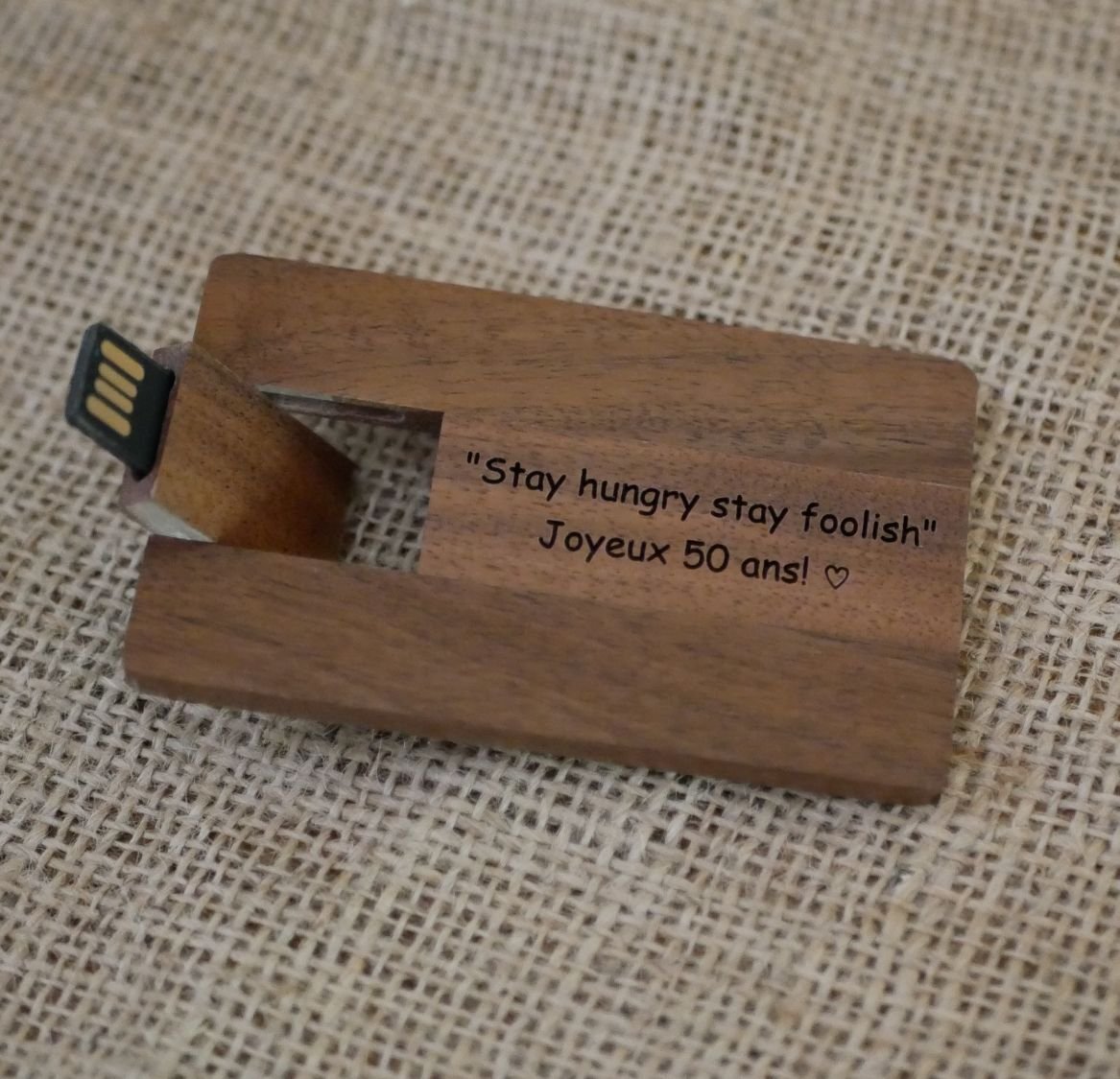 Walnoothouten kaart met 32 GB USB-sleutel, te personaliseren door gravure