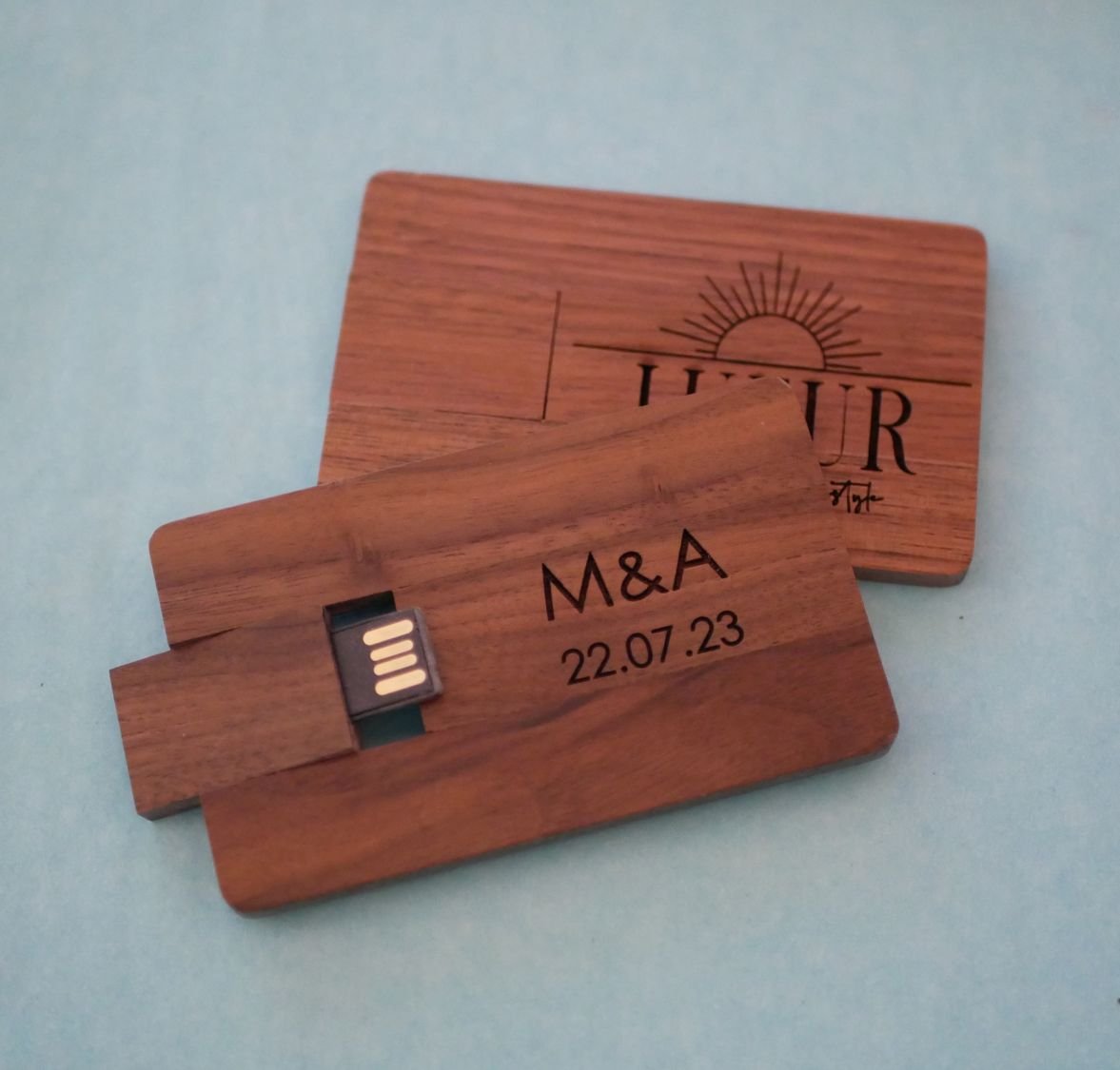 Walnoothouten kaart met 32 GB USB-sleutel, te personaliseren door gravure