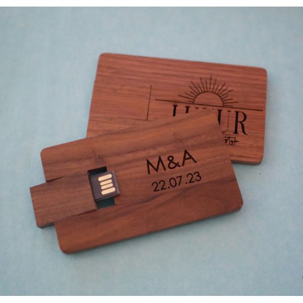 Walnoothouten kaart met 32 GB USB-sleutel, te personaliseren door gravure
