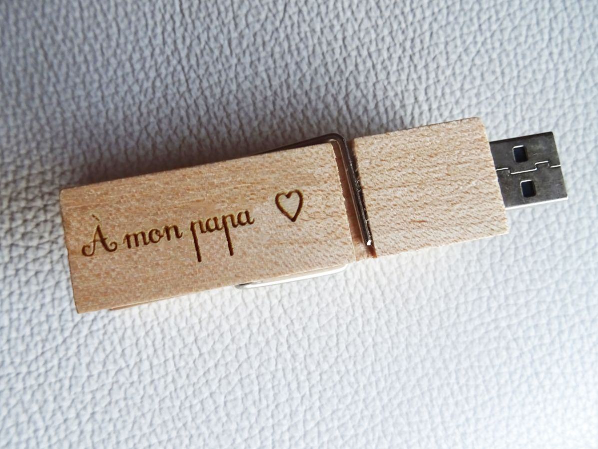 Gegraveerde houten USB-sleutel om te personaliseren