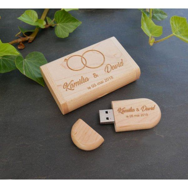 32 GB 2.0 USB Flash Drive in een op maat gemaakte licht esdoornhouten behuizing