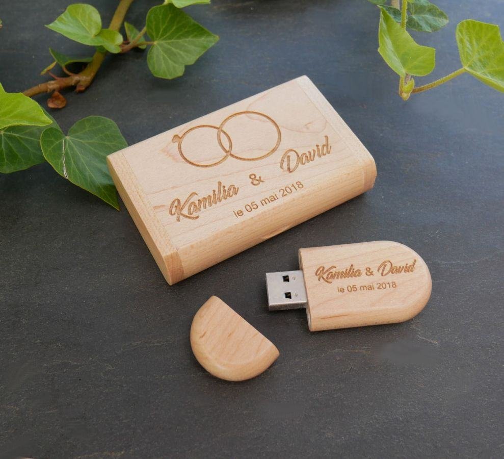 32 GB 2.0 USB Flash Drive in een op maat gemaakte licht esdoornhouten behuizing